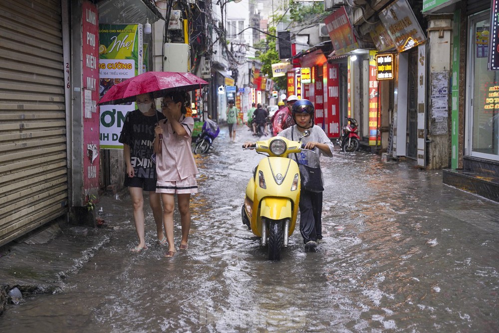 Nhiều tuyến phố Hà Nội ngập sâu, nước tràn vào nhà dân - Ảnh 4.