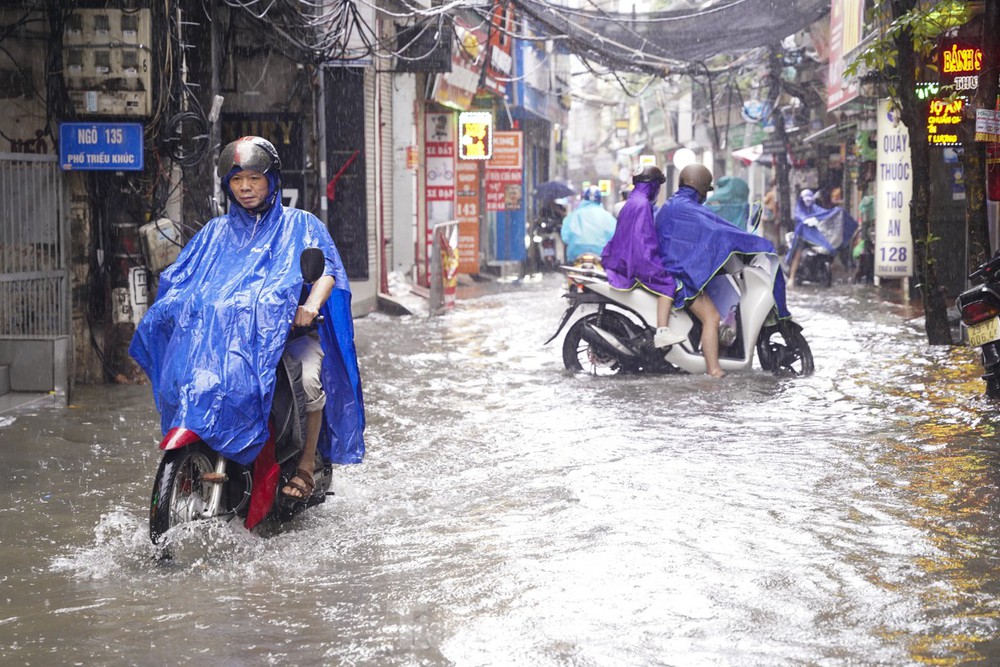 Nhiều tuyến phố Hà Nội ngập sâu, nước tràn vào nhà dân - Ảnh 3.