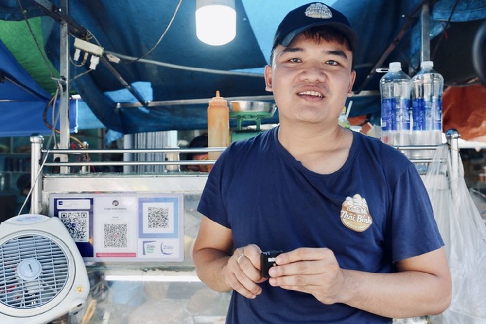 Khi cô bán rau, chị bán bánh mì cũng có QR Code: “Tiền mặt rườm rà, sáng sớm đưa 500k phải chờ đi đổi”