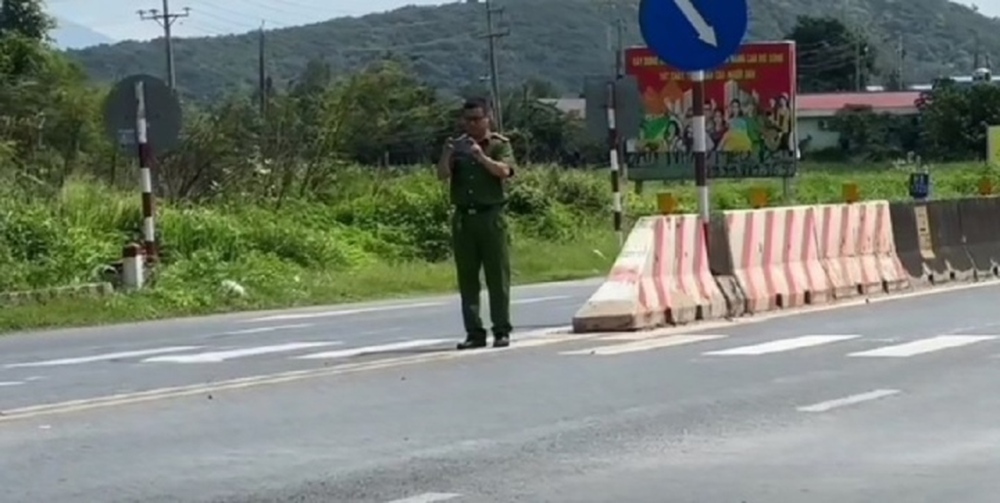 Truy bắt nam thanh niên đi xe máy chặn đầu ôtô, đâm 1 người tử vong ở Bình Thuận - Ảnh 1.