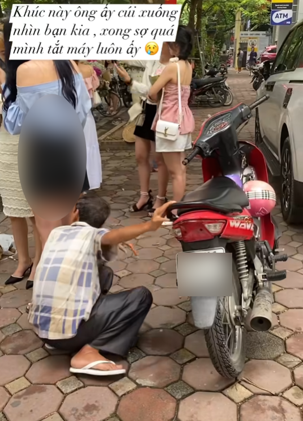 Người đàn ông nhìn lén các cô gái trẻ rồi có hành động lạ giữa phố Hà Nội