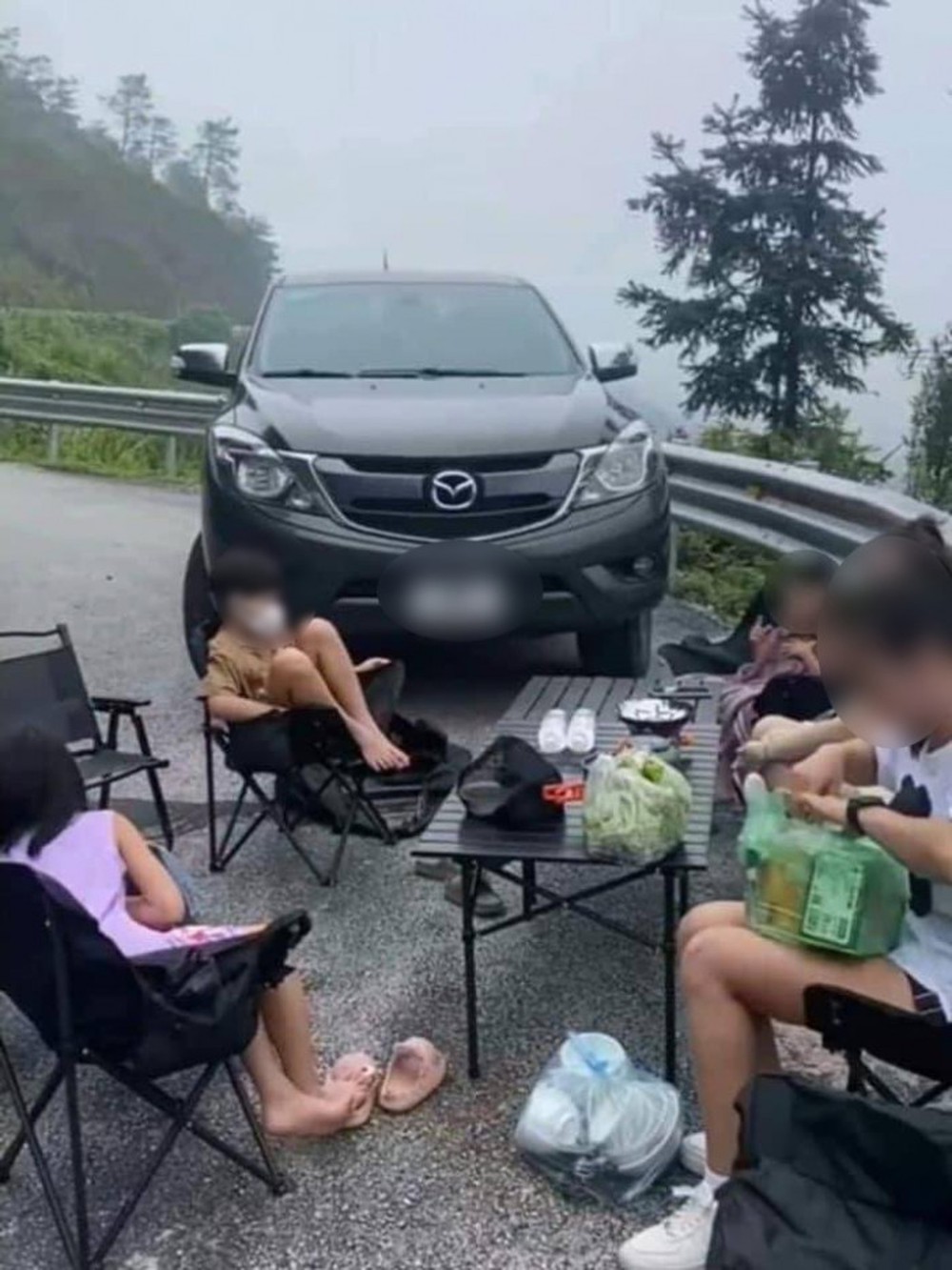 Clip: Gia đình đi ô tô dừng xe, tụ tập ăn uống ngay giữa khúc cua đèo - Ảnh 3.