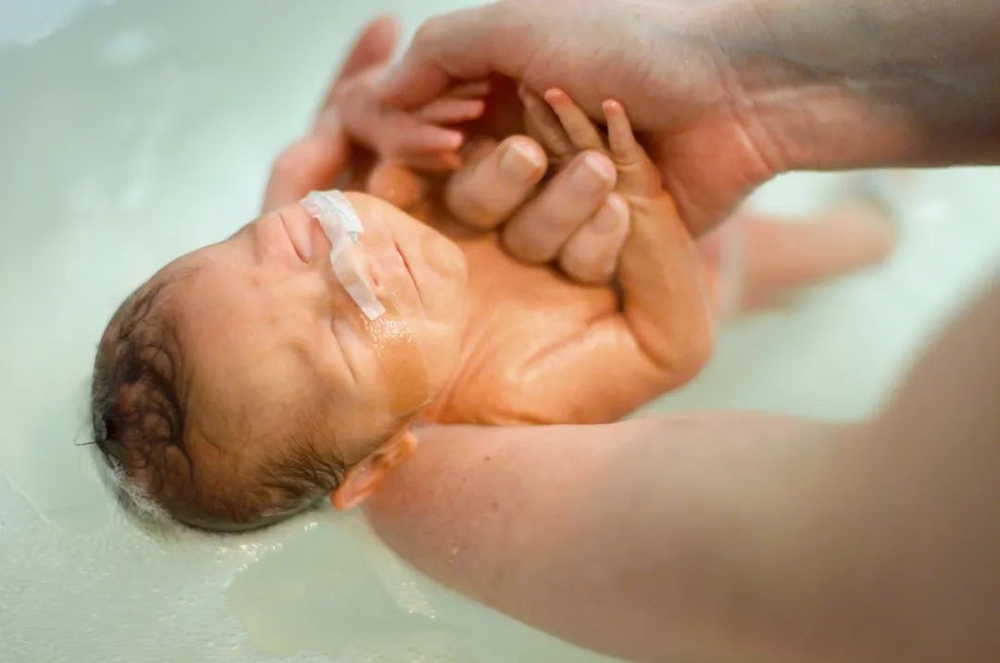 Trung Quốc: Bé sơ sinh tử vong vì mẹ bất ngờ ngất xỉu khi đang tắm cho con - Ảnh 3.