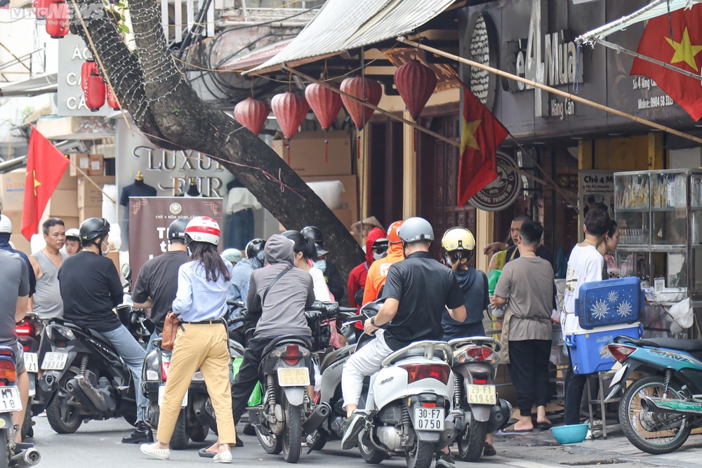 Quán chè nổ đơn liên tục nhờ món chè thoát ế trong ngày Thất tịch - Ảnh 1.