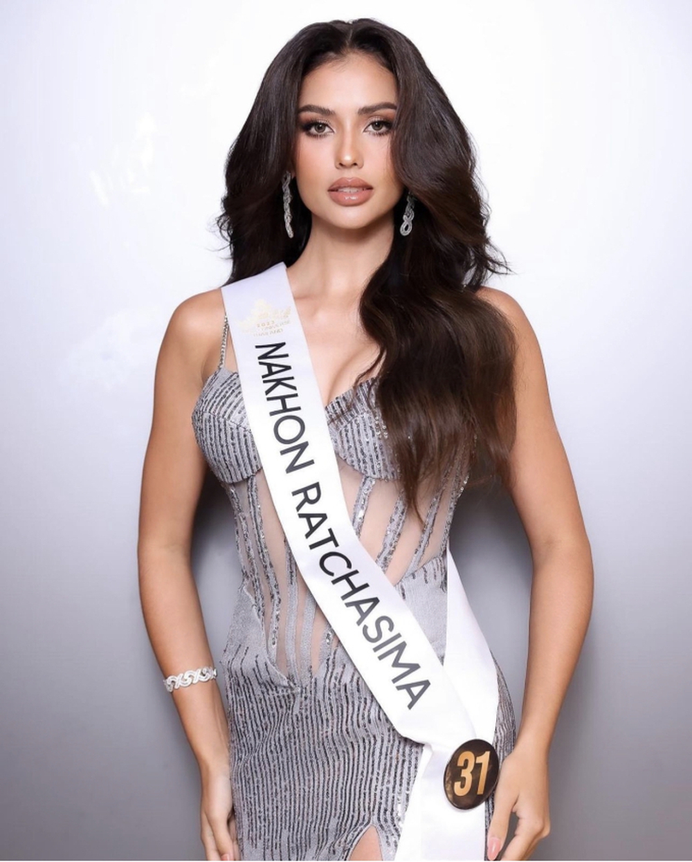 Tân Miss Universe Thái Lan: Bông hồng lai nóng bỏng, biết nói tiếng Việt và từ bỏ vương miện quốc tế để thi lại - Ảnh 7.