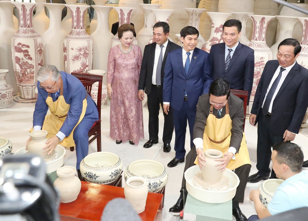 Sáng 22/8, Chủ tịch nước Võ Văn Thưởng và Tổng thống Kazakhstan Kassym-Jomart Tokayev thăm Công ty cổ phần Gốm Chu Đậu ở tỉnh Hải Dương. - Ảnh 1.