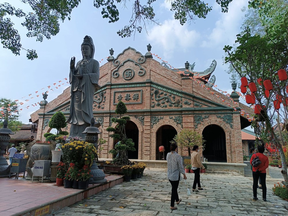 Không cần đi nước ngoài, ở miền Nam Việt Nam cũng có ngôi chùa thiêng trăm tuổi, sở hữu 2 bức tượng Phật khổng lồ ấn tượng - Ảnh 8.