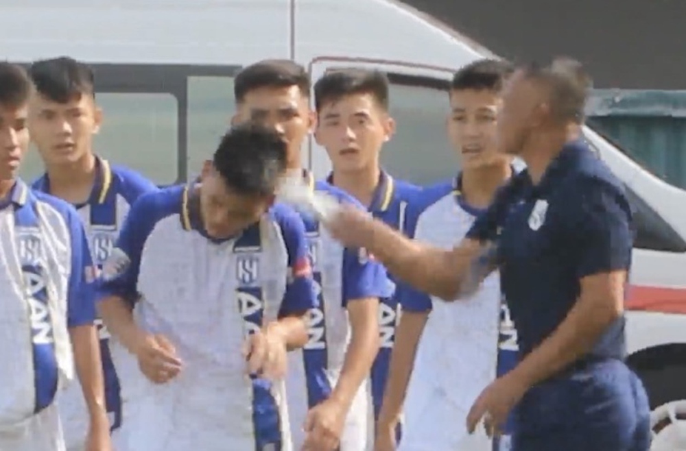 Học trò ăn mừng khiêu khích đối thủ, HLV Ngô Quang Trường đánh ngay trên sân - Ảnh 1.