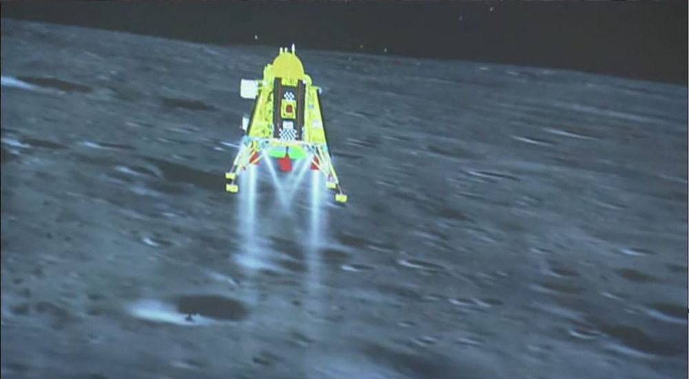 Thời khắc lịch sử, trạm đổ bộ Vikram Ấn Độ đáp xuống Mặt Trăng - Ảnh 6.