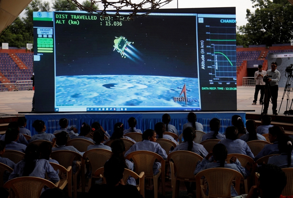 Tàu vũ trụ của Ấn Độ hạ cánh thành công xuống cực Nam của Mặt Trăng - Ảnh 1.