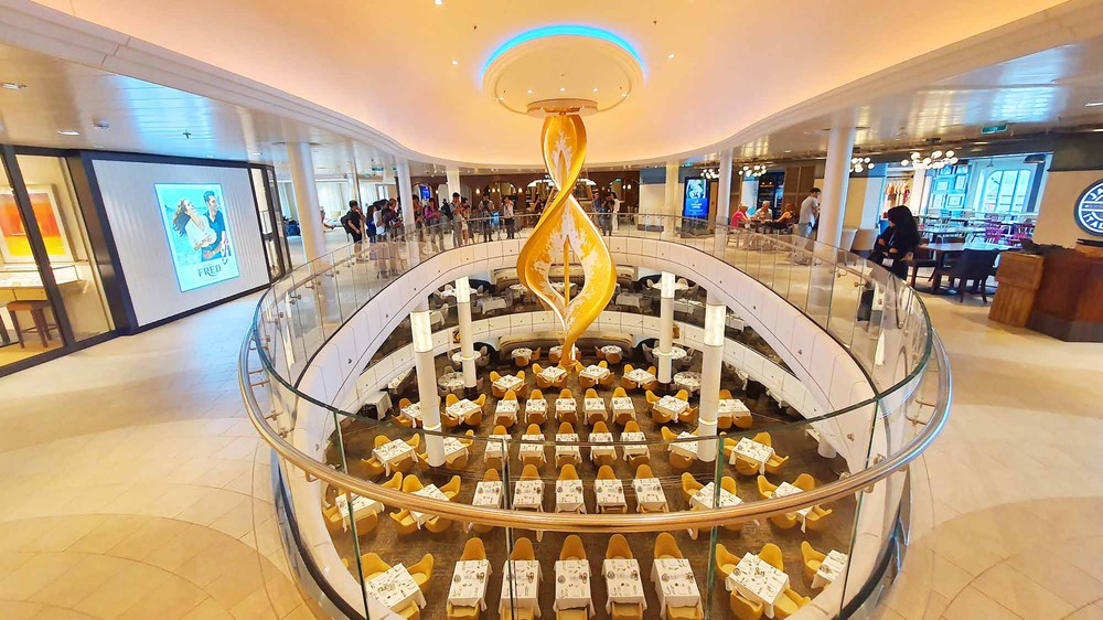 Cận cảnh siêu du thuyền 940 triệu đô Spectrum of the Seas: Có chuỗi cửa hàng miễn thuế, quầy bar tự động, khu vui chơi… - Ảnh 8.