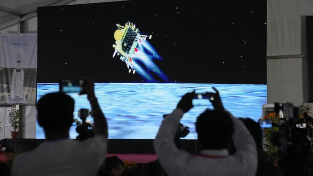 Thời khắc lịch sử, trạm đổ bộ Vikram Ấn Độ đáp xuống Mặt Trăng - Ảnh 2.