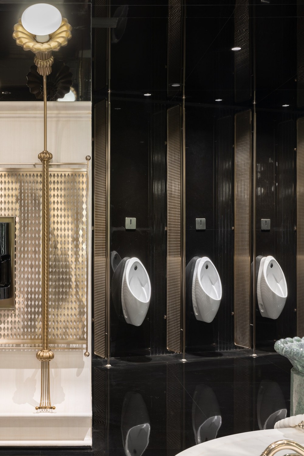 Cận cảnh nhà vệ sinh đẹp nhất thế giới: Bàn trang điểm dát vàng, bồn rửa tay lát đá cẩm thạch cực lộng lẫy - Ảnh 4.