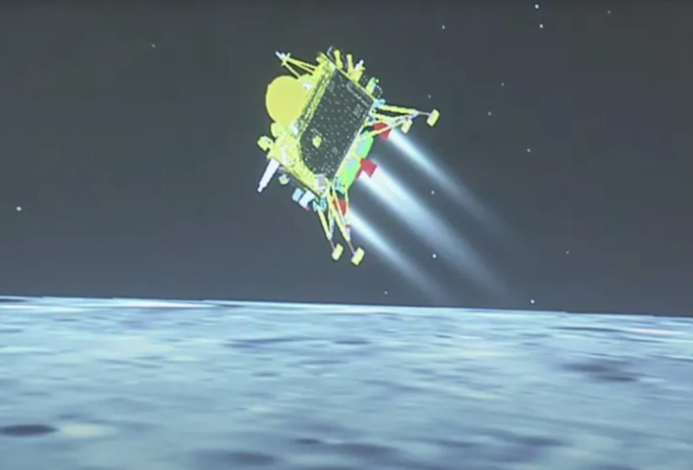 Thời khắc lịch sử, trạm đổ bộ Vikram Ấn Độ đáp xuống Mặt Trăng - Ảnh 1.