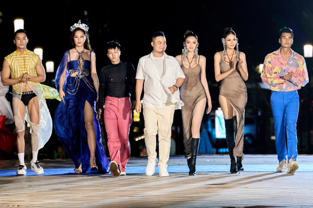 Á hậu Đặng Thanh Ngân, hoa hậu Kim Nguyên làm vedette, catwalk đôi ấn tượng - Ảnh 1.