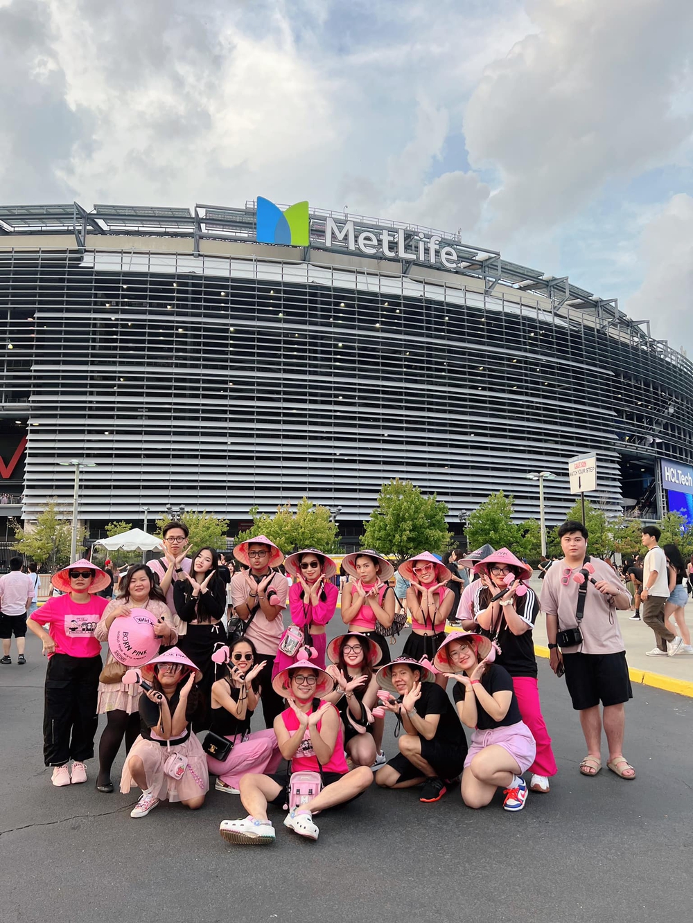 Hành trình anh chàng vượt hơn 13.000km đưa tận tay nón lá Việt Nam cho BLACKPINK tại Mỹ với cái kết thật sự bất ngờ