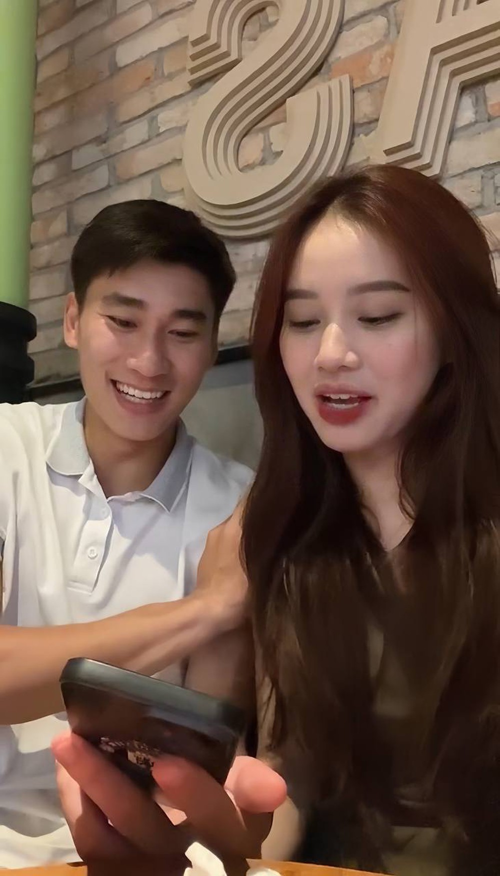 Nhâm Mạnh Dũng hôn bạn gái, cực tình tứ khi nấu ăn chung