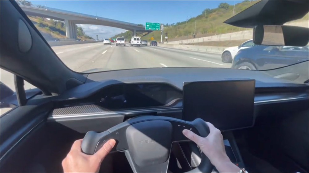 Máy tính trên xe điện Tesla sập khi đang chạy, điều xảy ra gây ngạc nhiên - Ảnh 1.