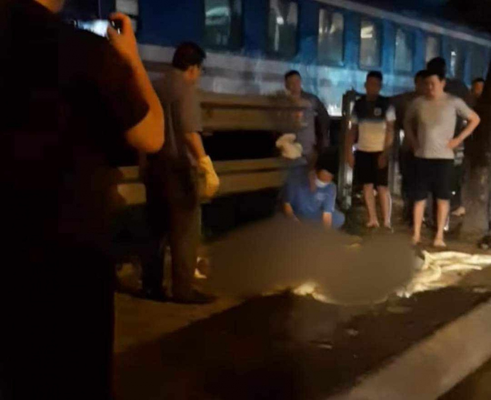 Va chạm với tàu hỏa ở Hà Nội khiến 1 người đi xe máy tử vong - Ảnh 1.