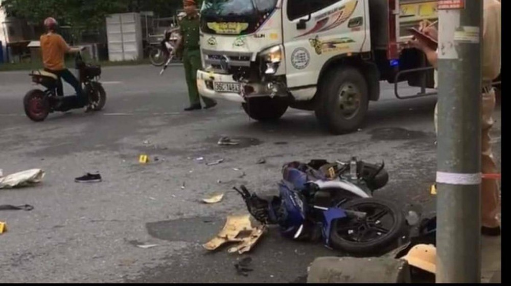 Camera vụ 2 thanh niên nghi trộm chó bị xe tải tông trúng ở Bắc Ninh - Ảnh 2.