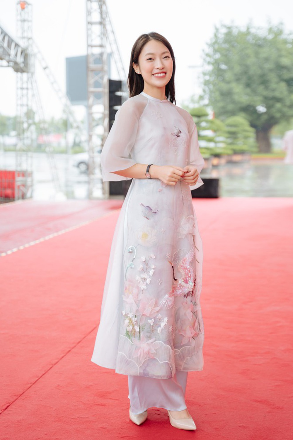Vẻ đẹp trong veo của MC Khánh Vy “Đường lên đỉnh Olympia”