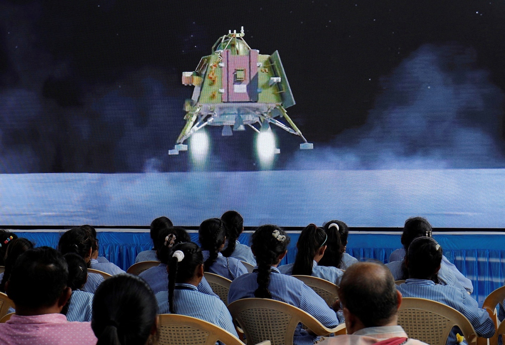 Người dân Ấn Độ làm lễ cầu cho tàu vũ trụ hạ cánh xuống Mặt Trăng an toàn - Ảnh 5.