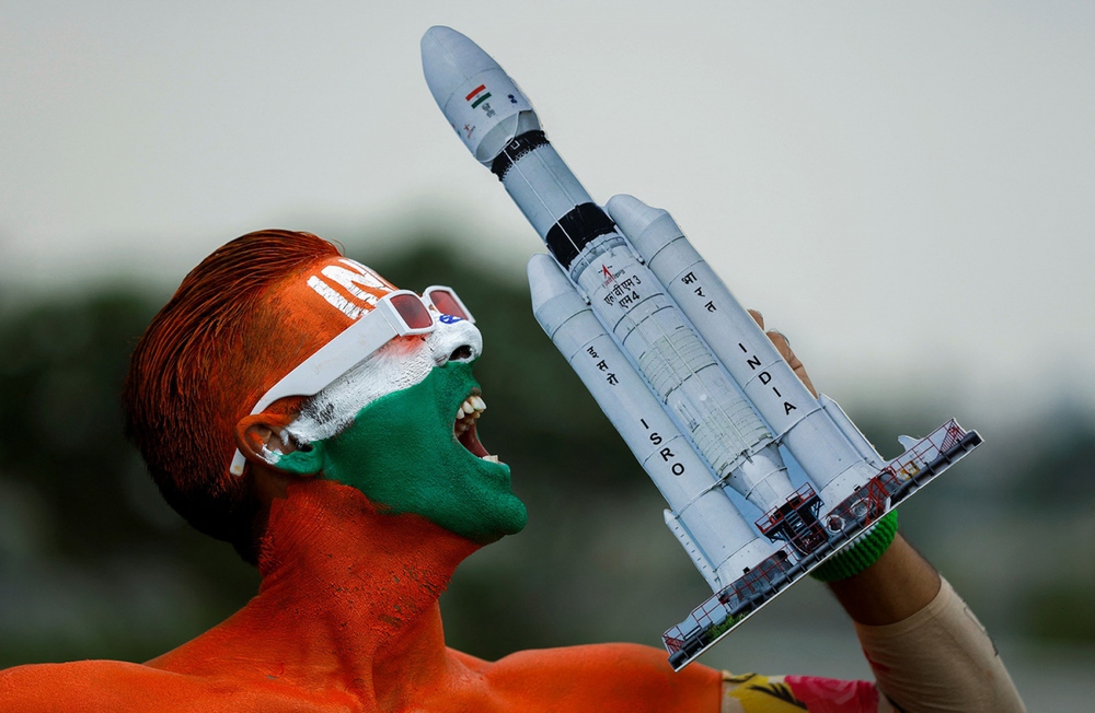 Người dân Ấn Độ làm lễ cầu cho tàu vũ trụ hạ cánh xuống Mặt Trăng an toàn - Ảnh 4.