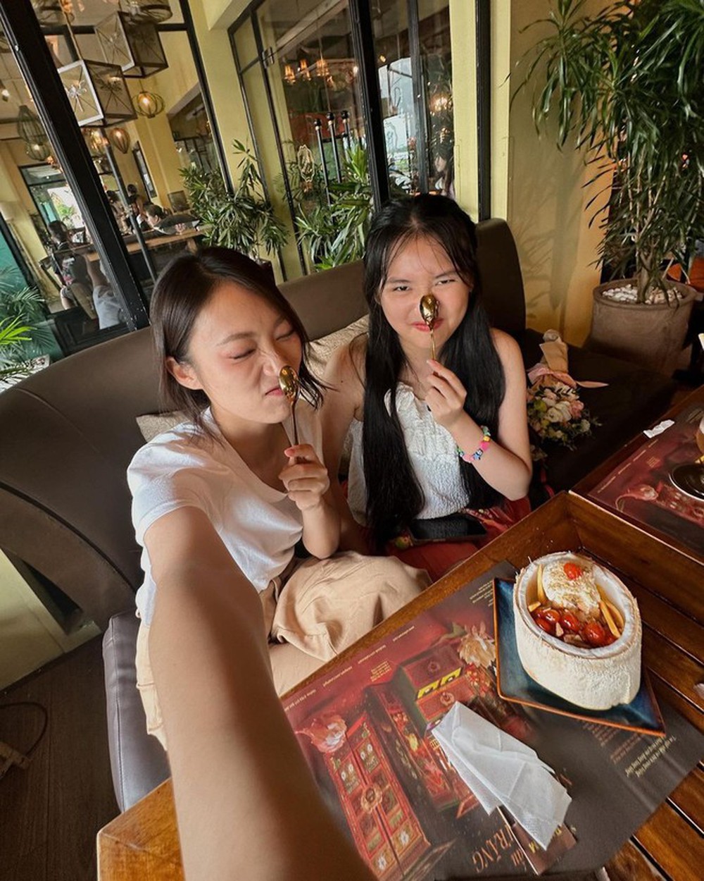 18 tuổi Khánh Vy dẫn thời sự, Jenny Huỳnh đậu ĐH top 3 thế giới: Hội ngộ quá đỉnh!
