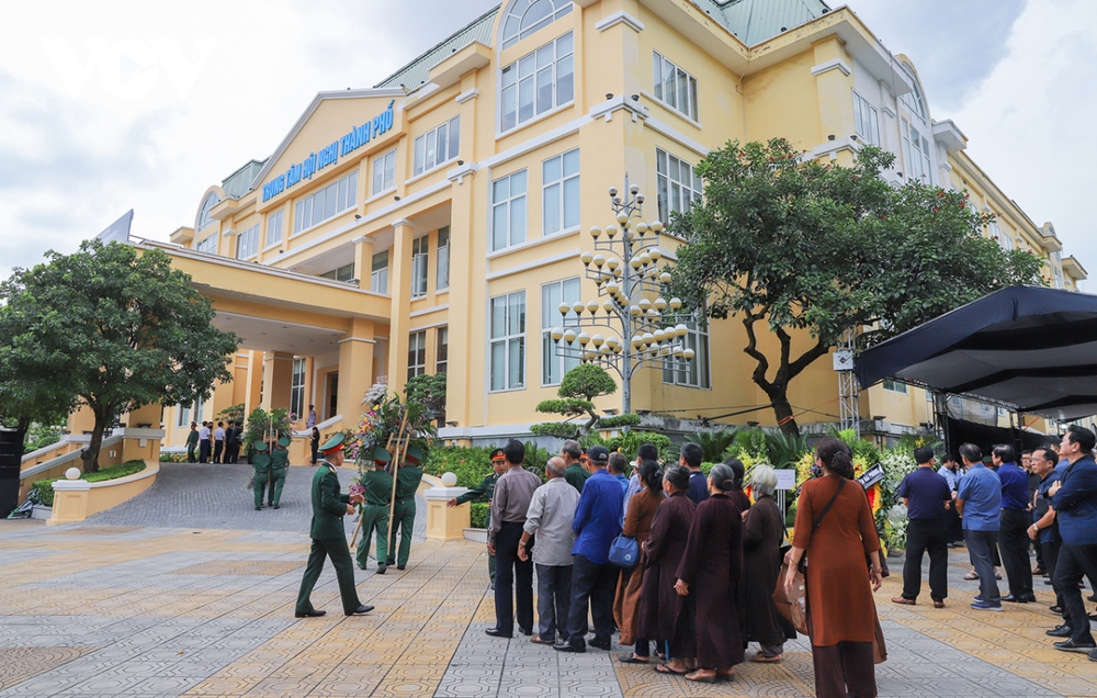 Người dân hàng nối hàng tới viếng Phó Thủ tướng Lê Văn Thành - Ảnh 8.