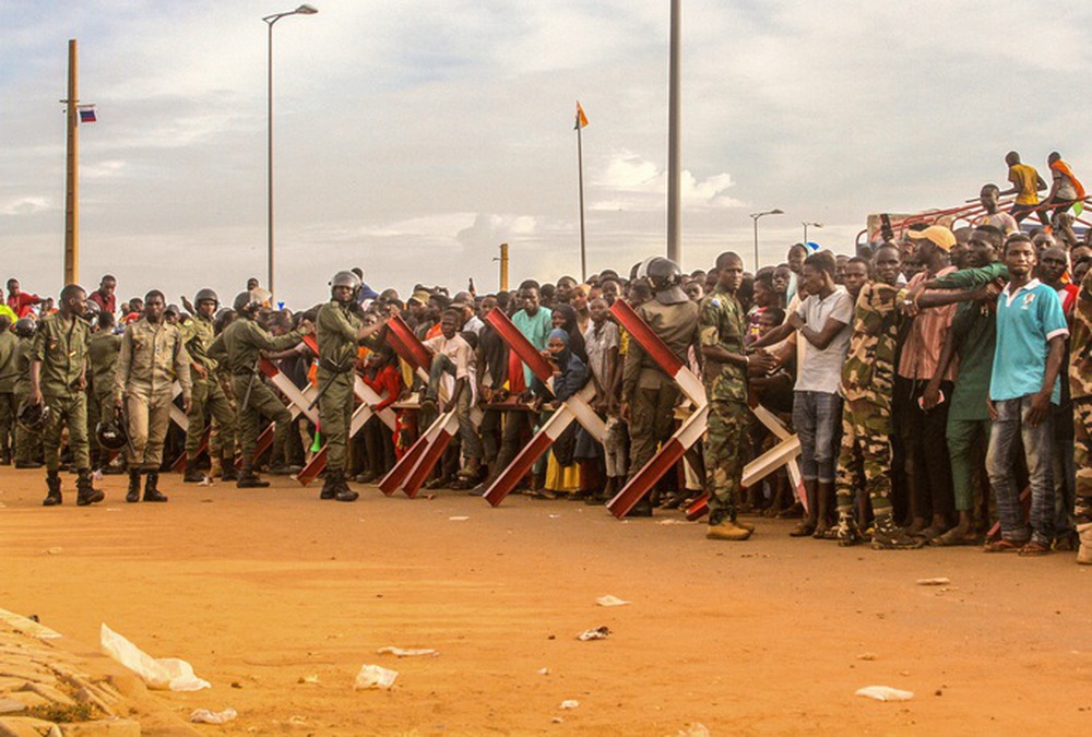 Phe đảo chính Niger trục xuất gấp đại sứ Pháp - Ảnh 1.
