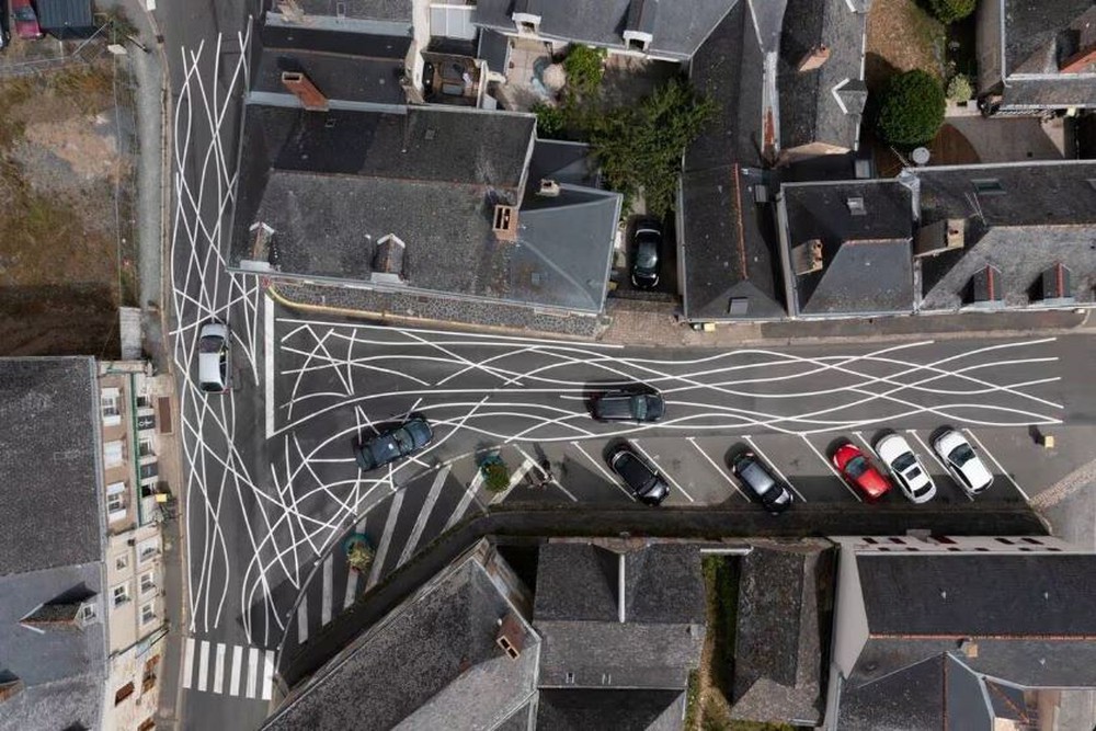 Thị trấn Pháp kẻ làn đường rối như tơ vò để ngăn nạn chạy xe quá tốc độ - Ảnh 2.