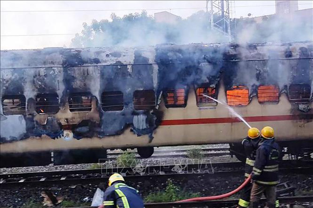 Ấn Độ: Cháy nổ trên tàu hỏa khiến hàng chục người thương vong - Ảnh 1.
