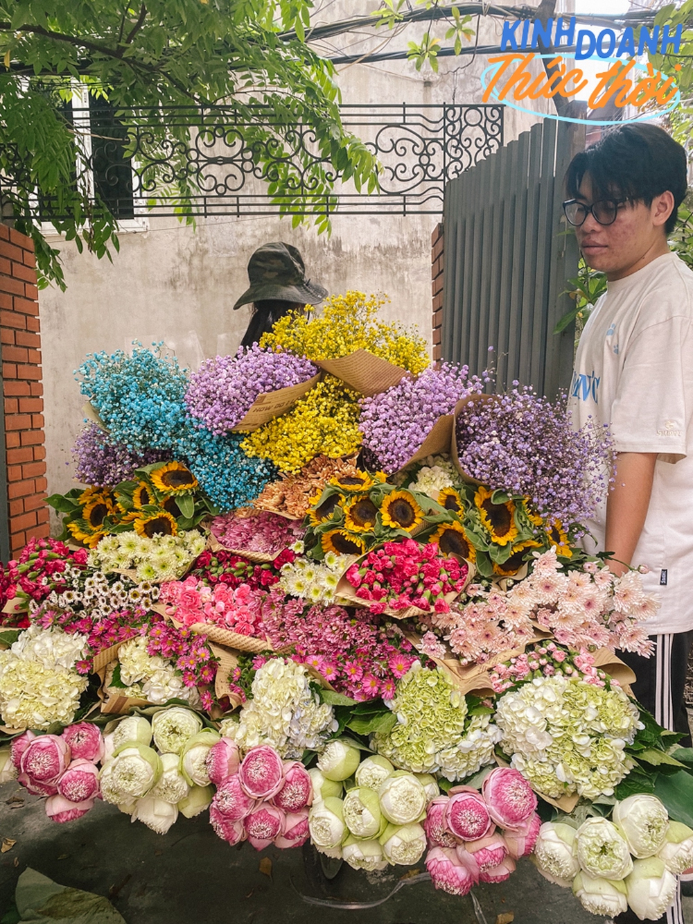 Gánh hoa đặc trưng của đường phố Hà Nội không ngờ lại mang tới cơ hội kiếm cả triệu mỗi ngày cho người dân thành phố khác - Ảnh 3.