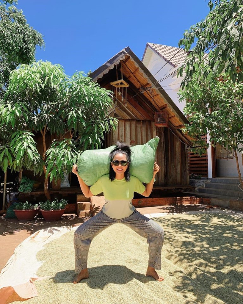 Khu vườn nhà H’Hen Niê hút gần 10 triệu lượt xem: Rau xanh trái ngọt sum suê, netizen tấm tắc “đỡ tốn tiền đi chợ” - Ảnh 3.