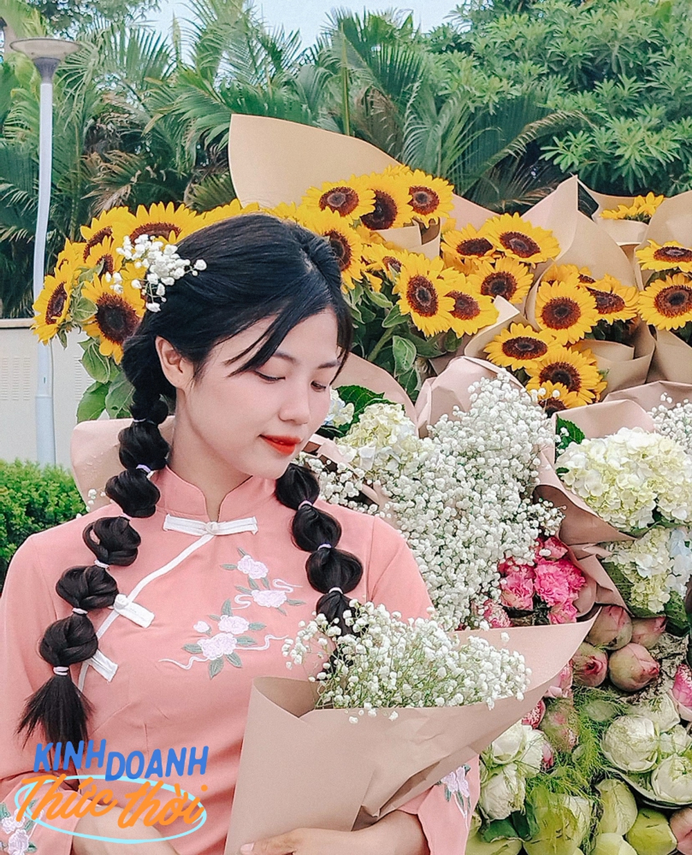 Gánh hoa đặc trưng của đường phố Hà Nội không ngờ lại mang tới cơ hội kiếm cả triệu mỗi ngày cho người dân thành phố khác