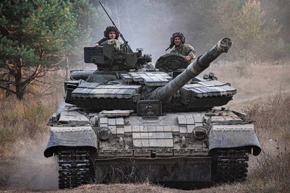 Cách Ukraine dùng xe tăng từ thời Liên Xô tìm cách vượt qua phòng tuyến Nga - Ảnh 1.