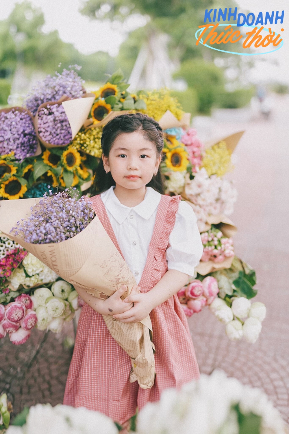Gánh hoa đặc trưng của đường phố Hà Nội không ngờ lại mang tới cơ hội kiếm cả triệu mỗi ngày cho người dân thành phố khác - Ảnh 7.