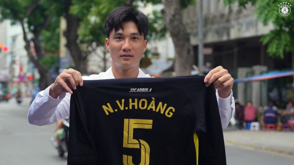 Tân binh Hà Nội FC mặc số áo lạ ở mùa giải mới - Ảnh 1.