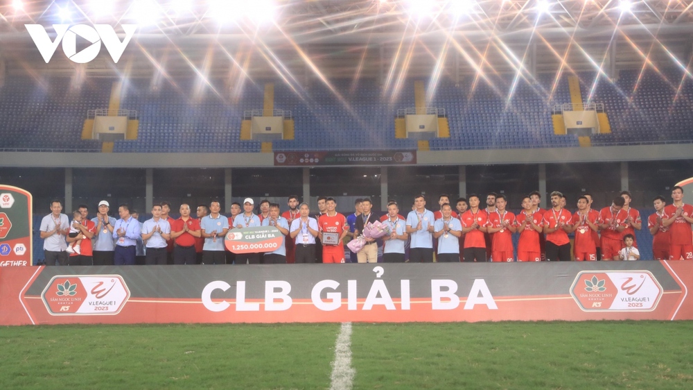 Màn nâng cúp vô địch V-League 2023 bùng nổ cảm xúc của CLB CAHN - Ảnh 9.