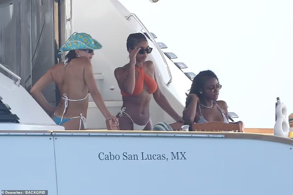 Siêu mẫu Kendall Jenner “bốc lửa” với bikini trên du thuyền - Ảnh 9.