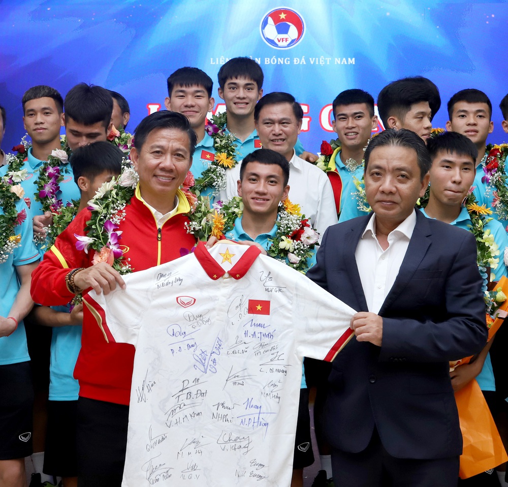 ĐT U23 Việt Nam ca khúc khải hoàn, rạng rỡ trong lễ mừng công vô địch U23 Đông Nam Á 2023 - Ảnh 3.