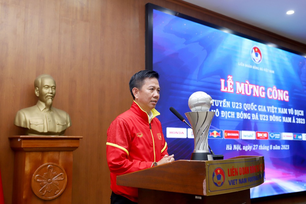 ĐT U23 Việt Nam ca khúc khải hoàn, rạng rỡ trong lễ mừng công vô địch U23 Đông Nam Á 2023 - Ảnh 2.