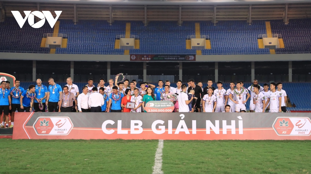 Màn nâng cúp vô địch V-League 2023 bùng nổ cảm xúc của CLB CAHN - Ảnh 8.