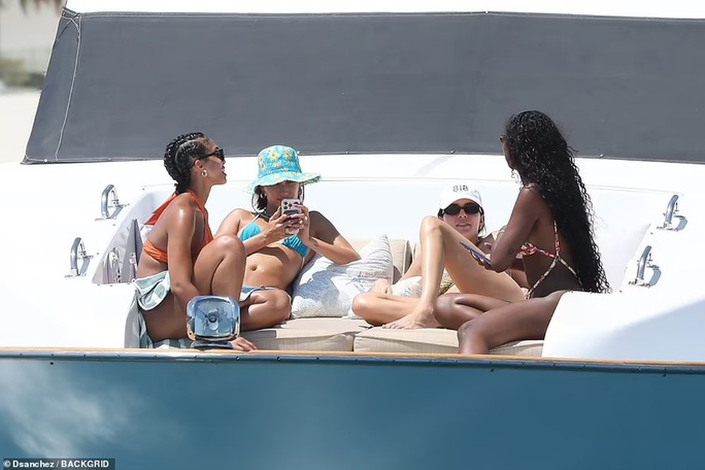 Siêu mẫu Kendall Jenner “bốc lửa” với bikini trên du thuyền - Ảnh 8.