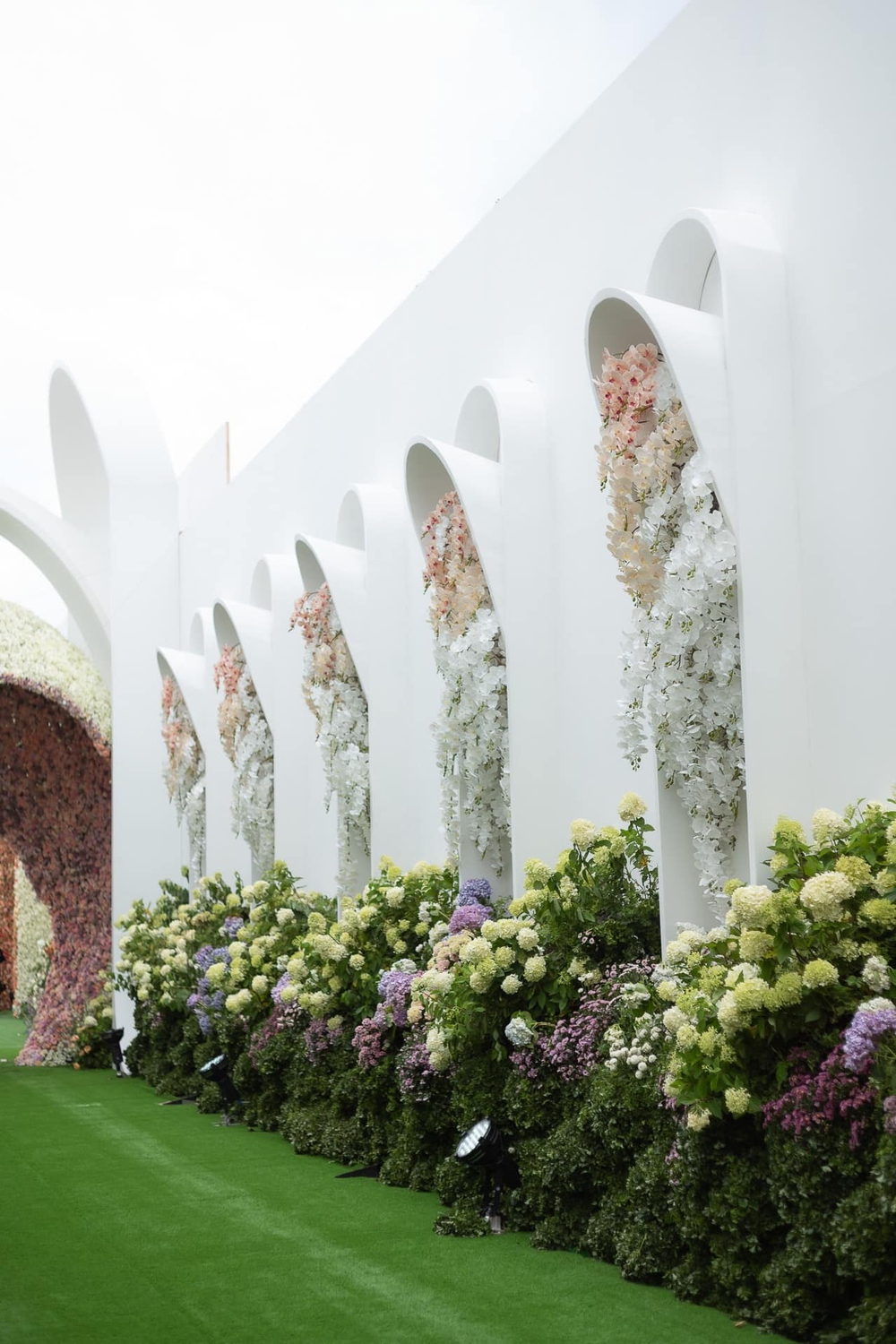 Choáng ngợp trước đám tang xa xỉ của tài phiệt siêu giàu Thái Lan: Phủ kín hoa tươi như khu vườn thiên đàng - Ảnh 11.