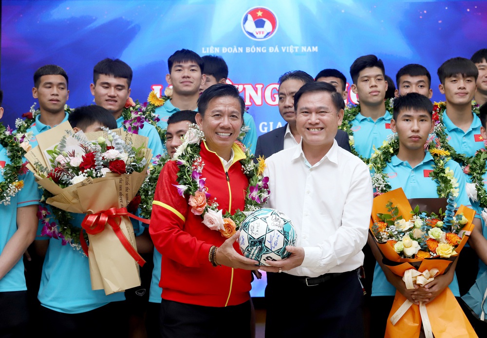 ĐT U23 Việt Nam ca khúc khải hoàn, rạng rỡ trong lễ mừng công vô địch U23 Đông Nam Á 2023 - Ảnh 10.