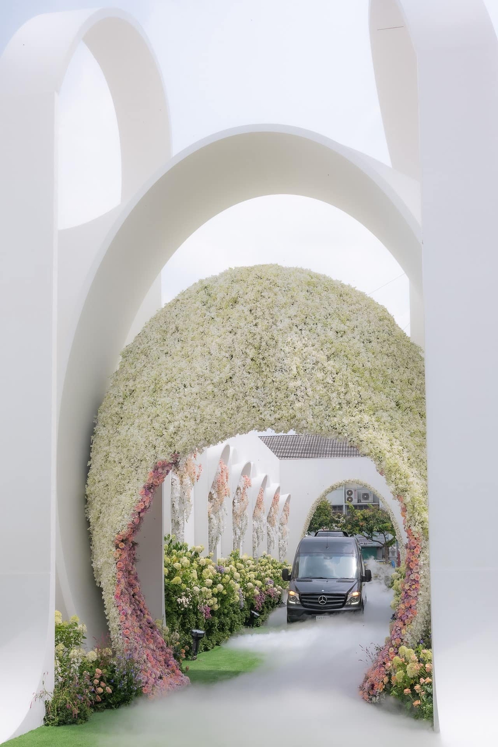 Choáng ngợp trước đám tang xa xỉ của tài phiệt siêu giàu Thái Lan: Phủ kín hoa tươi như khu vườn thiên đàng - Ảnh 10.