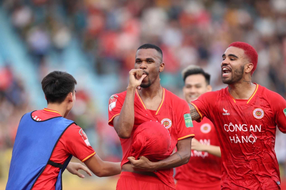 CLB CAHN vô địch V.League đầy kịch tính ngày Quang Hải, Filip Nguyễn ghi dấu ấn - Ảnh 1.