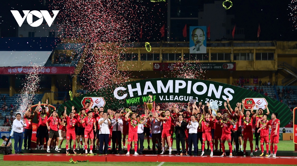 Màn nâng cúp vô địch V-League 2023 bùng nổ cảm xúc của CLB CAHN - Ảnh 5.