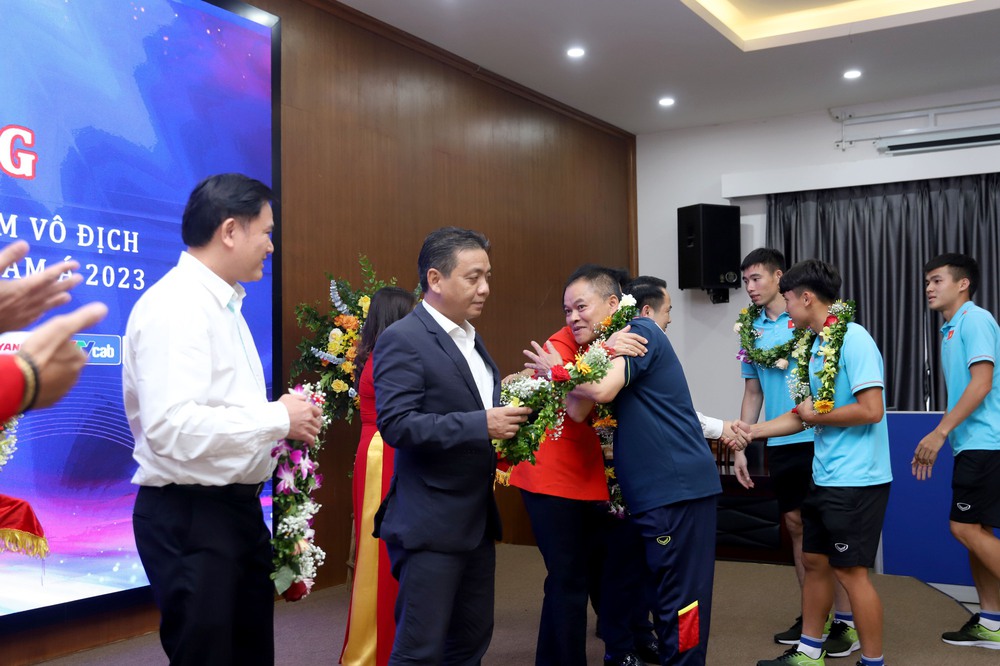 ĐT U23 Việt Nam ca khúc khải hoàn, rạng rỡ trong lễ mừng công vô địch U23 Đông Nam Á 2023 - Ảnh 7.